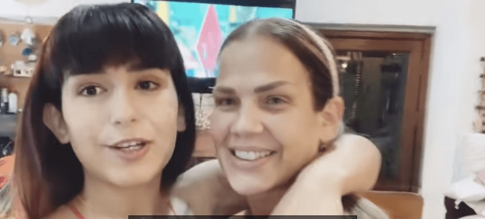 "Esta tarde en cuarentena con mi señora madre, (...) se tardó casi dos horas peinando pelo por pelo", dijo frente a la cámara la joven actriz, quien agradeció a su mamá por ayudarla a transformarse.