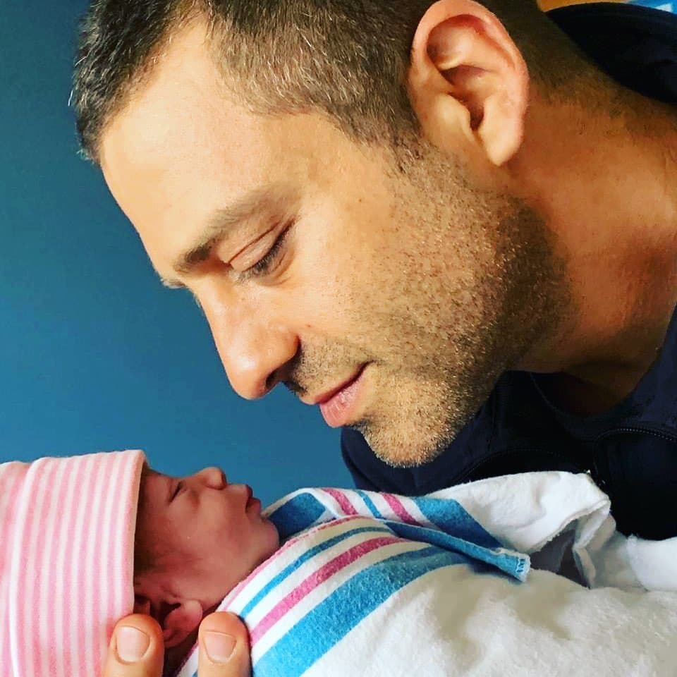 Desde que Ari Borovoy y Arlett Kalach se convirtieron en padres por cuarta ocasión han inundado las redes con fotos de su hija Mila, quien esta ocasión robó miradas por sus ojos y por el enorme parecido con su madre.