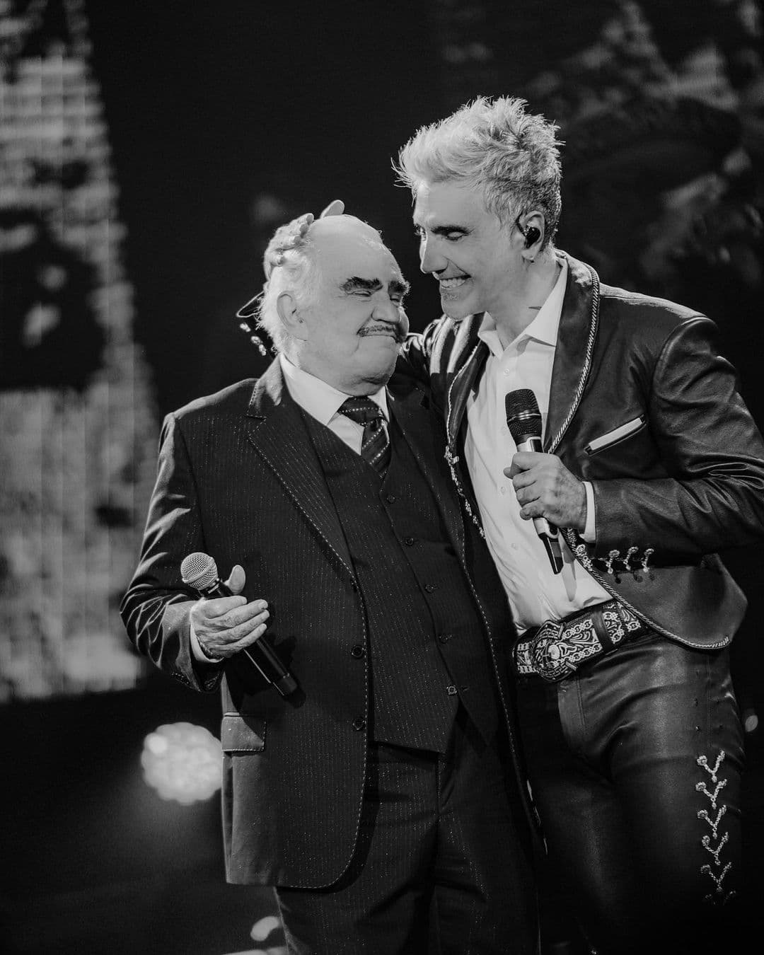 Alejandro Fernández reacciona al grave estado de salud de Vicente Fernández con emotivo mensaje