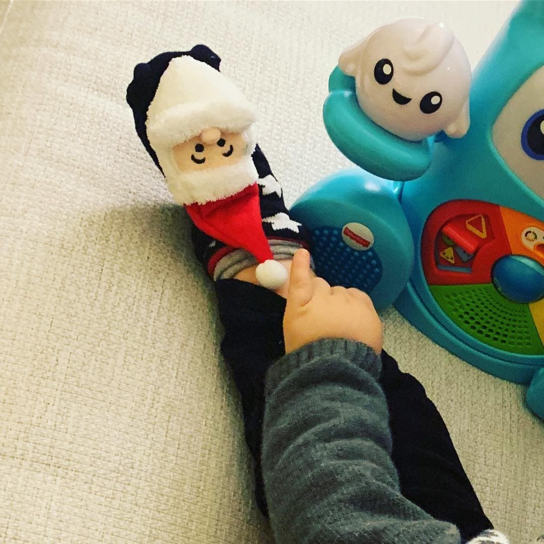 Anahí posteó una foto de su pequeño, jugando con lo que seguramente le trajo Santa. Acompañó la foto con el texto: “Feliz Navidad”.