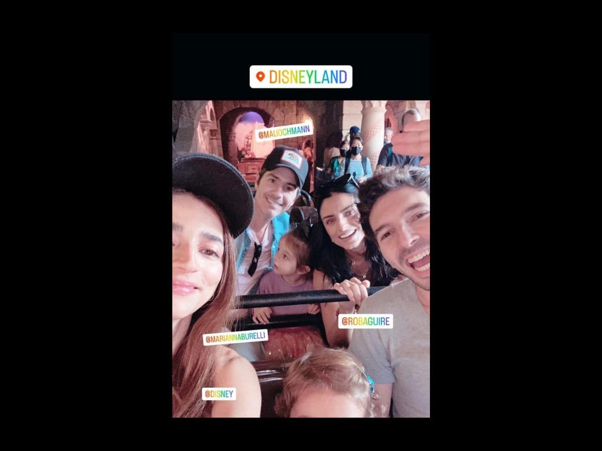 Aislinn Derbez y Mauricio Ochmann en Disneyland.