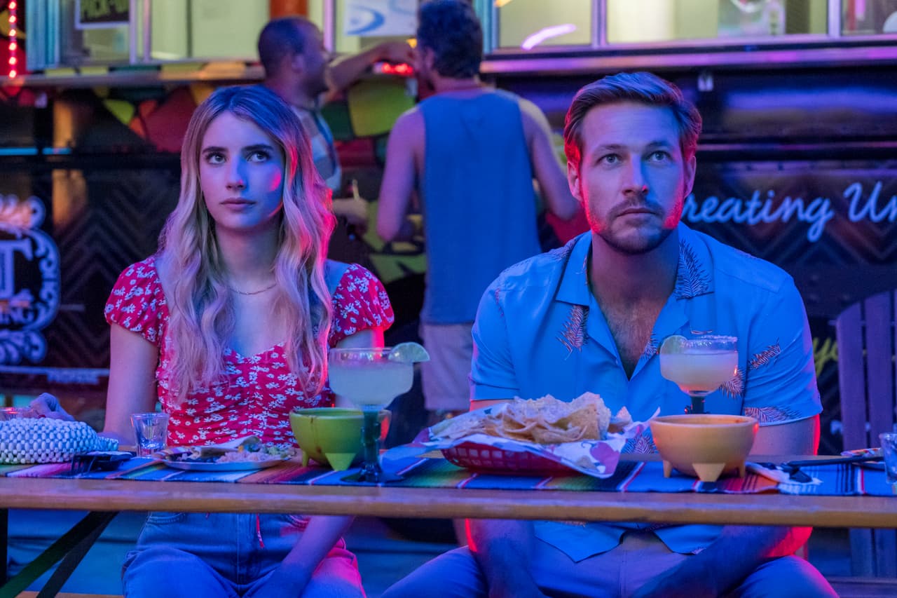 Emma Roberts como Sloane Reed y Luke Bracey como Jackson.
