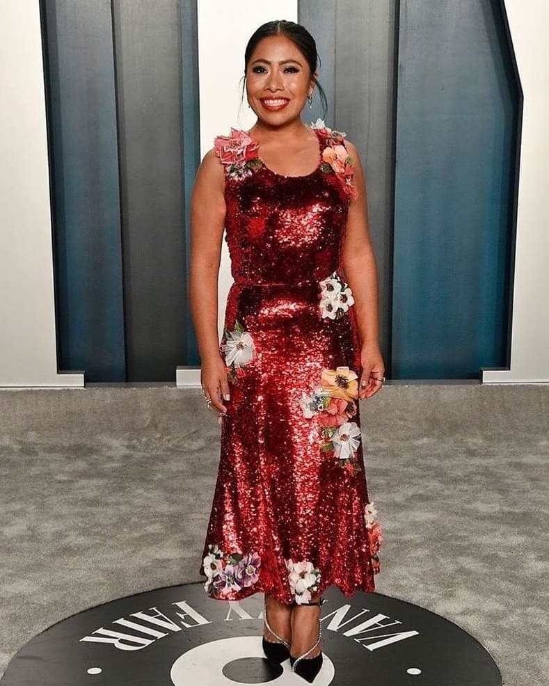 ¡Comodidad ante todo! Yalitza Aparicio cambia los tacones por chanclas en fiesta de los Oscar 2020