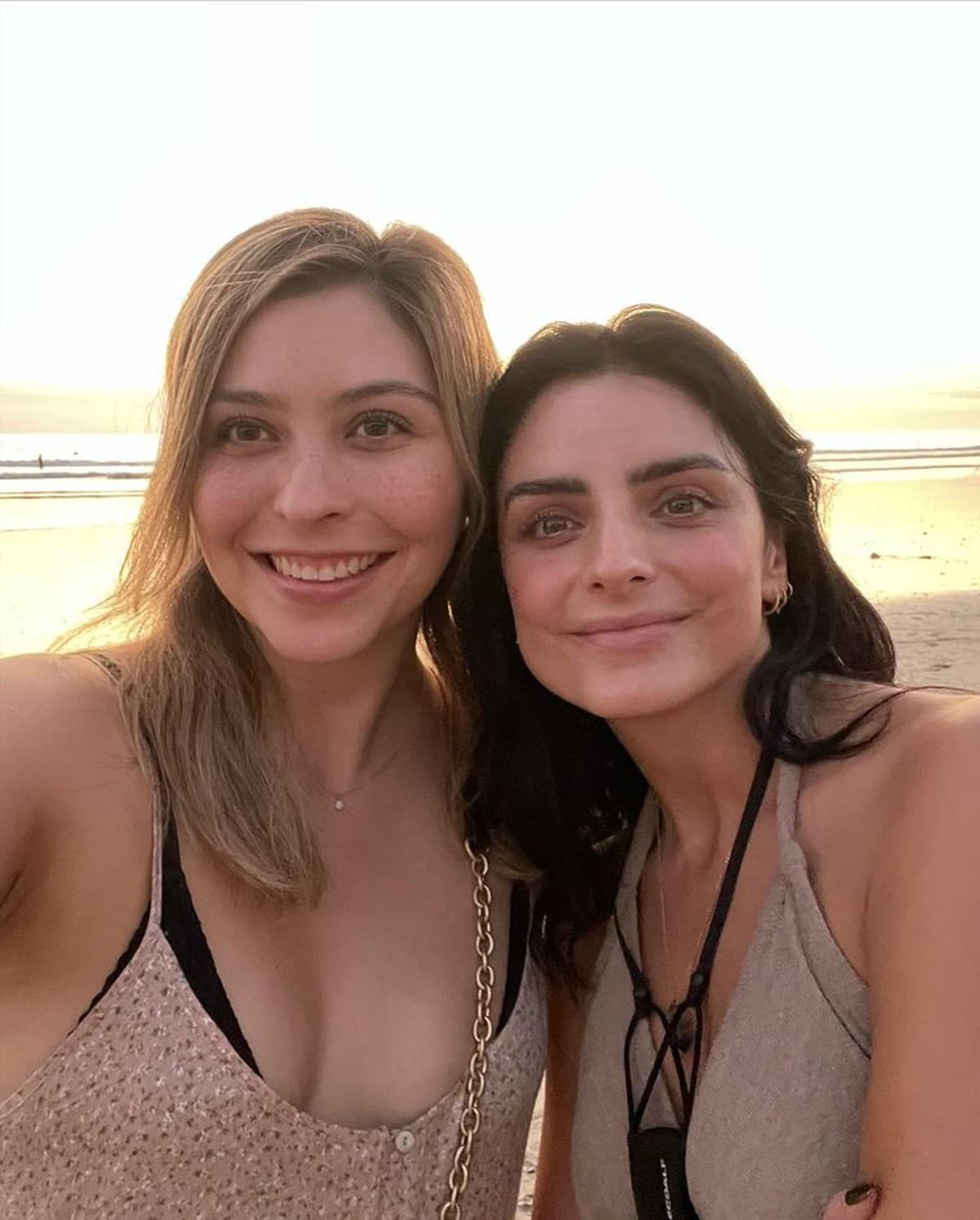 Aislinn Derbez presume impactantes vacaciones al lado de su hermana