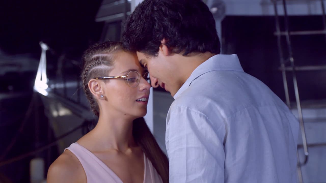 Sin embargo, conforme la trama fue avanzando, 'Camila' transformó su aspecto al raparse una parte de la cabeza y utilizar una trenza que resaltaba este dramático cambio de look para su personaje.