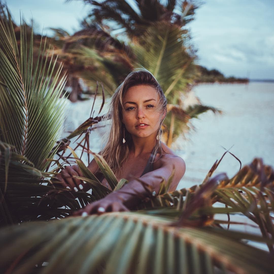 Angelique Boyer dedica emotivo mensaje a México en poca ropa