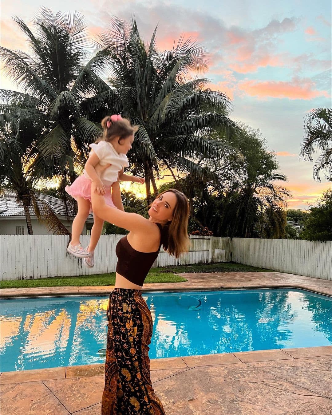 Fabiola Guajardo presume a su sobrina y usuarios afirman es idéntica a ella