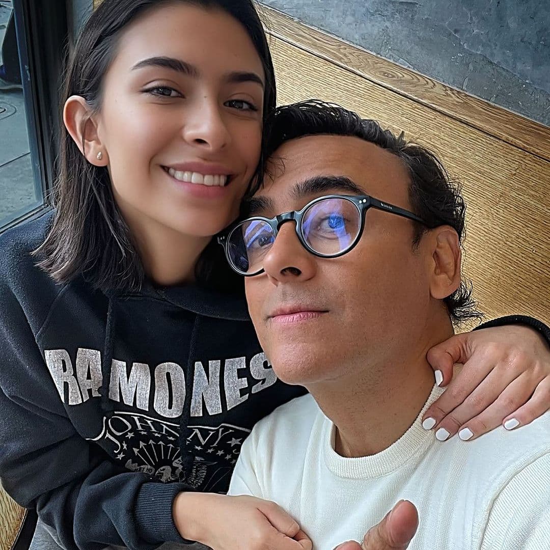 Paola Ramones es productora y directora, abarcando varias facetas, tal como su padre, Adal Ramones.