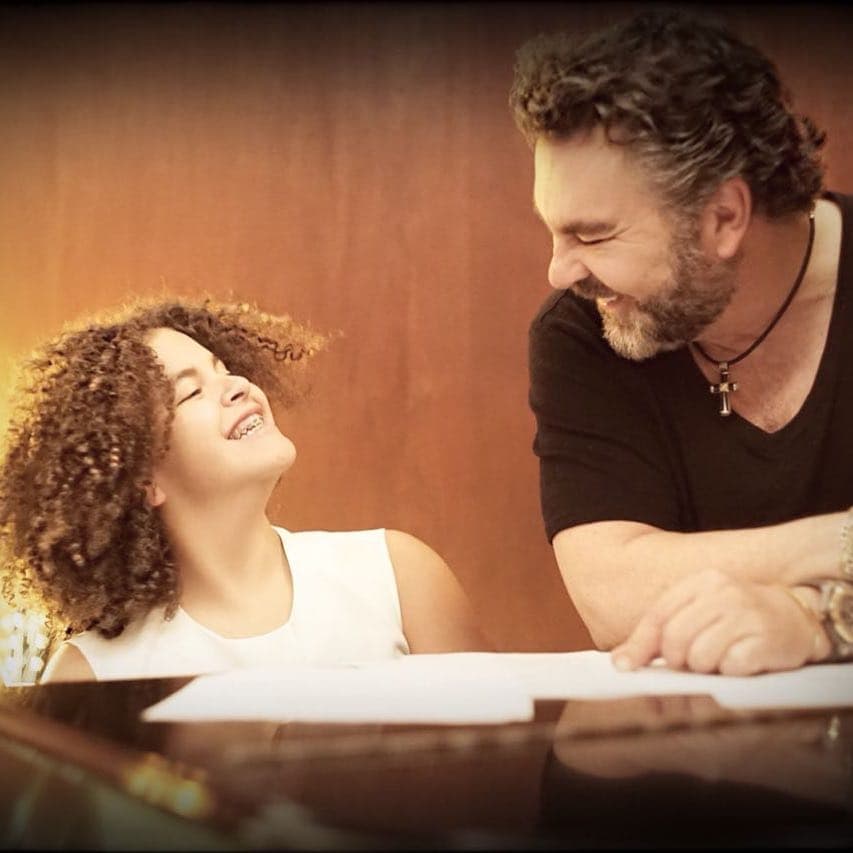 Hija de Lucero sorprende cantando junto a Mijares y los fans reaccionan: “¡Qué voz!”