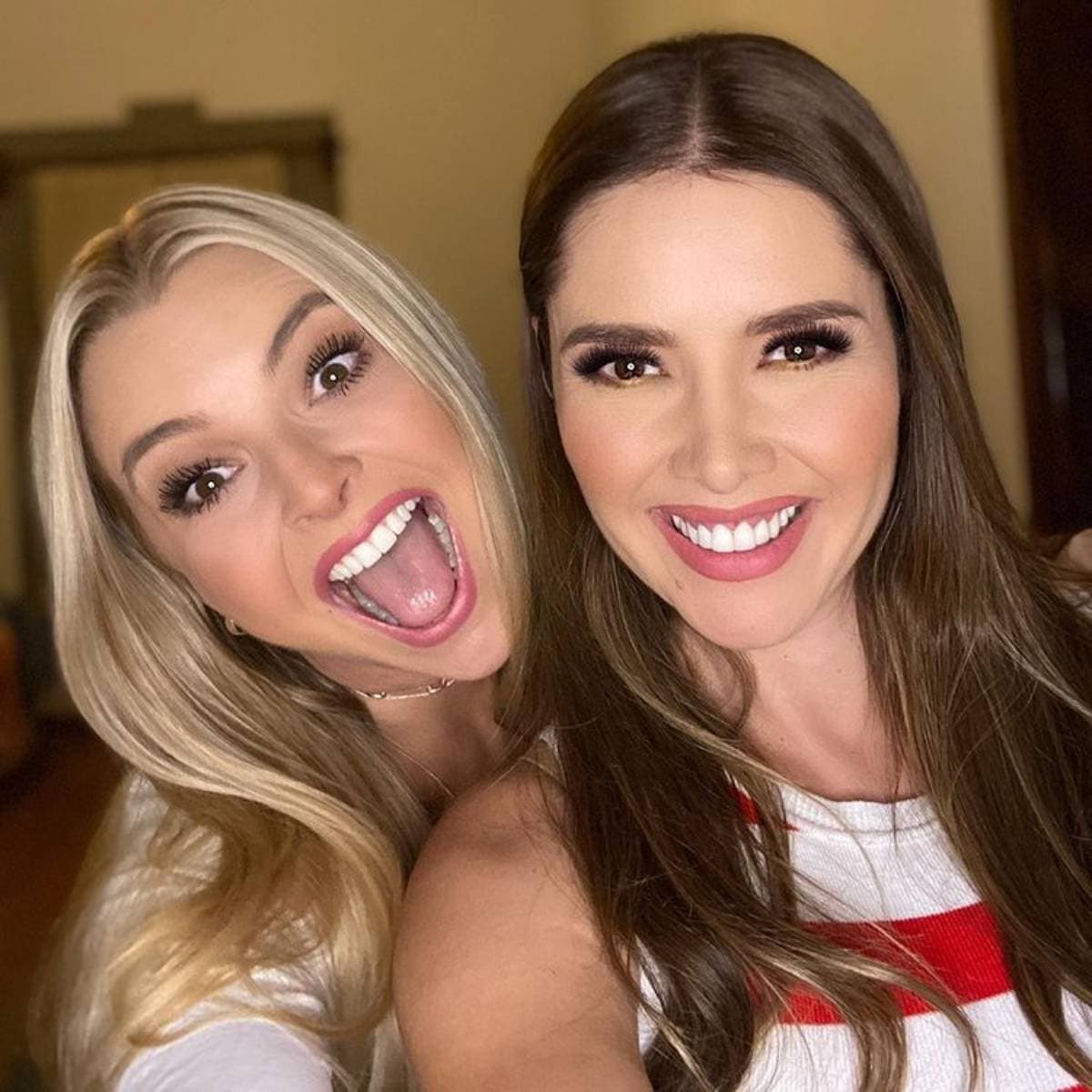 Marlene Favela destacó que su maternidad las unió más en la telenovela. “Trabajar con Marjorie de una delicia, es una mujer divertida aparte de que es hermosa, es imponente. Es una mujer muy linda y muy dulce. Tuvimos una química padrísima, tuvimos la oportunidad de convivir más allá de la telenovela porque tenemos bebés y eso acerca a las mamás, fue muy divertido y muy lindo trabajar con ella”, comentó.