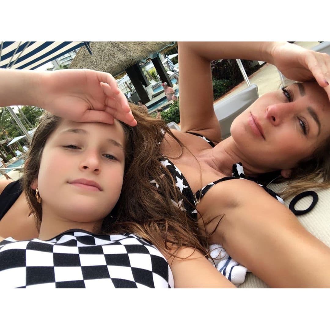 Geraldine Bazán y su hija mayor cautivan en traje de baño desde sus espectaculares vacaciones