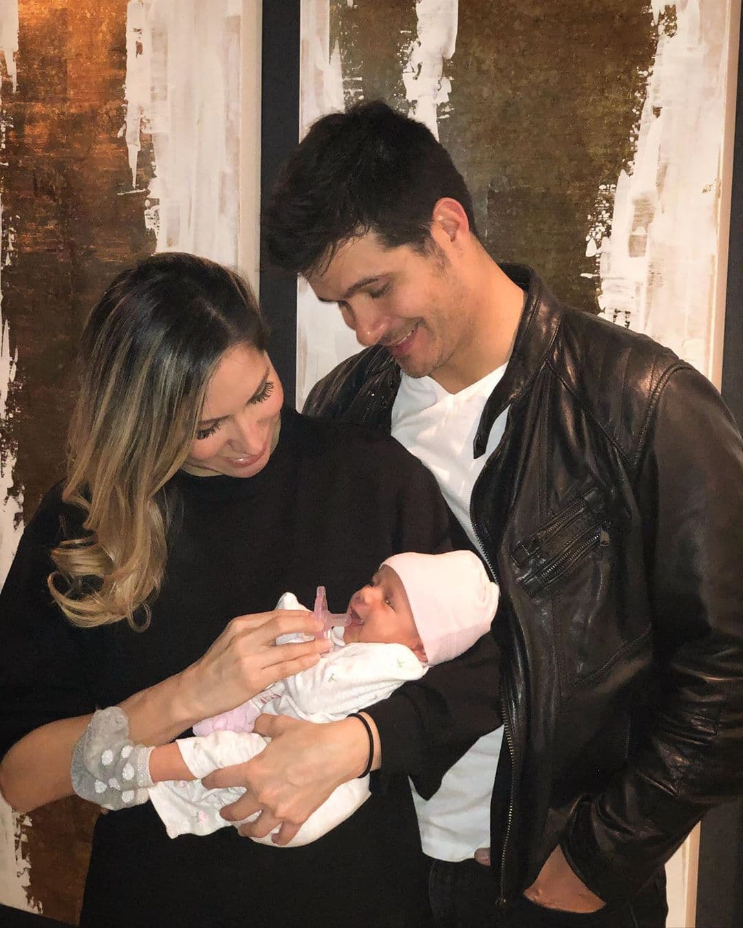 Dos años después, los jóvenes le dieron la bienvenida a Alessia, su primera hija, convirtiendo a Arturo Peniche y Sharis Cid en abuelos.