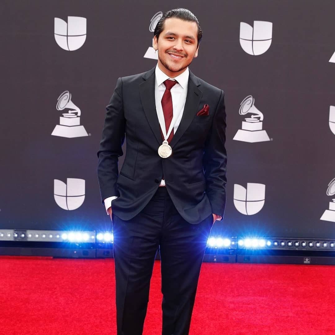 Nodal, además de ganar Mejor Álbum de Música Ranchera/Mariachi y Mejor Canción Regional Mexicana, lució un smoking a la medida.