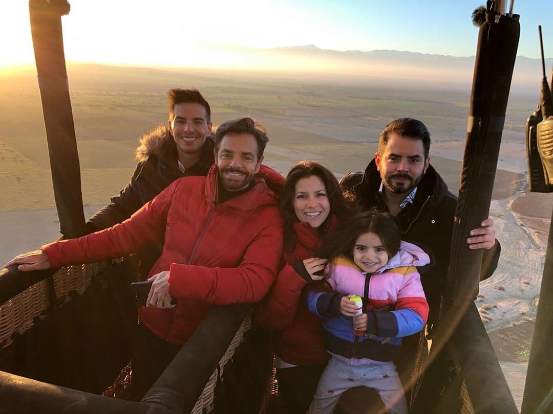 Vadhir Derbez cumple 29 años este martes 18 de febrero, por lo que la familia Derbez le envió peculiares felicitaciones, que incluyeron cómicas bromas e incluso su papá, Eugenio Derbez, le mandó serenata.