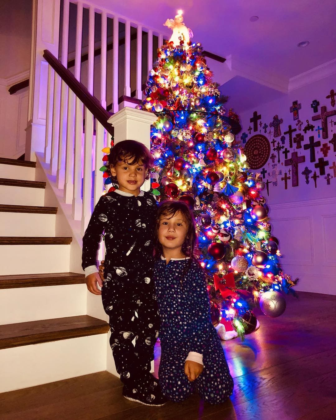 Angélica Vale le realizó un tierno retrato a sus hijos frente al árbol