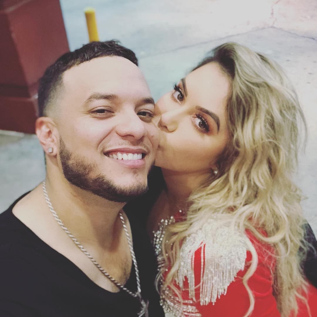 En el video “Amándote”, Lorenzo plasmó algunos acontecimientos de sus primeras citas, como un viaje en helicóptero y una romántica cena