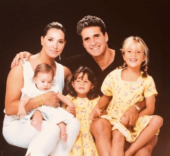 Maya, quien en la imagen aparece en brazos de su madre, es precedida por Gala y Lara, quienes son más grandes que ella por seis y tres años, respectivamente.