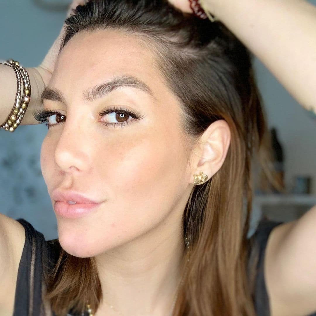 Frida Sofía cimbró su familia con unas escabrosas declaraciones: “Siempre fue muy abusivo… Es un hombre muy asqueroso, un hombre muy abusivo, me daba miedo… Me manoseó desde los cinco (…) Lo odio y más por cómo fue, pasado de lanza, ahorita me quedo así de ‘ándale, ¿y si el mundo supiera?’ Es un delito”.