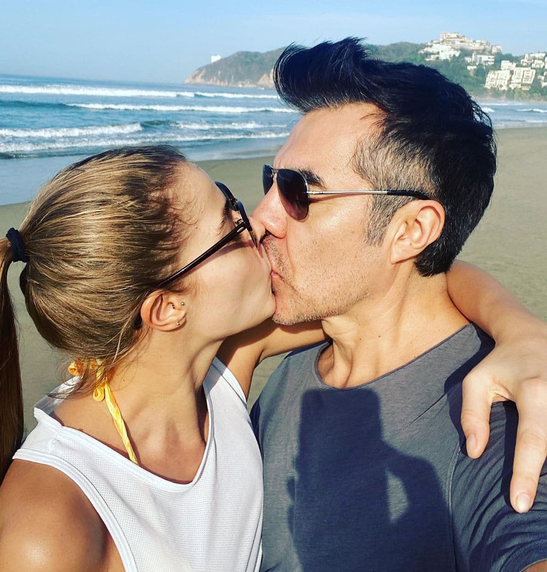 Thuany Martins y Adrián Uribe anunciaron que se convertirían en padres el 31 de mayo. La noticia fue compartida con sus millones de seguidores a través de Instagram, donde publicaron una fotografía con el atardecer de fondo.
