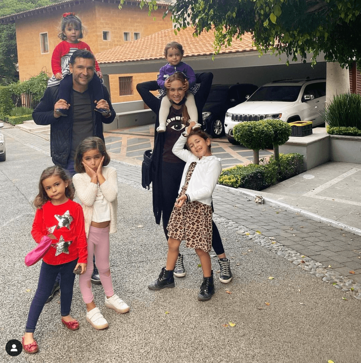 Ahora, Jacky Bracamontes está celebrando su cumpleaños número 40 rodeada del amor de sus cinco hijas y de su esposo, Martín Fuentes.