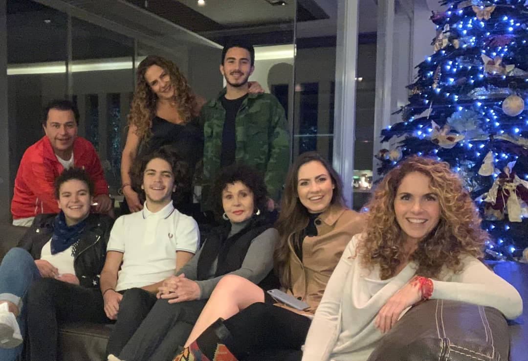 En diciembre pasado, Lucero compartió un video en el que se ve a toda la familia Hogaza celebrando Navidad y se observa a José Manuel sentado junto a su hermana Lucerito Mijares.