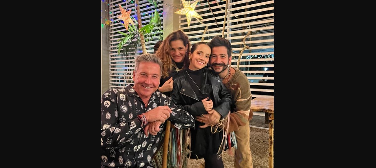 En su cuenta de Instagram ha publicado imágenes junto a las respectivas esposas de Mau y Ricky, pero también al lado de Camilo, marido de Evaluna.