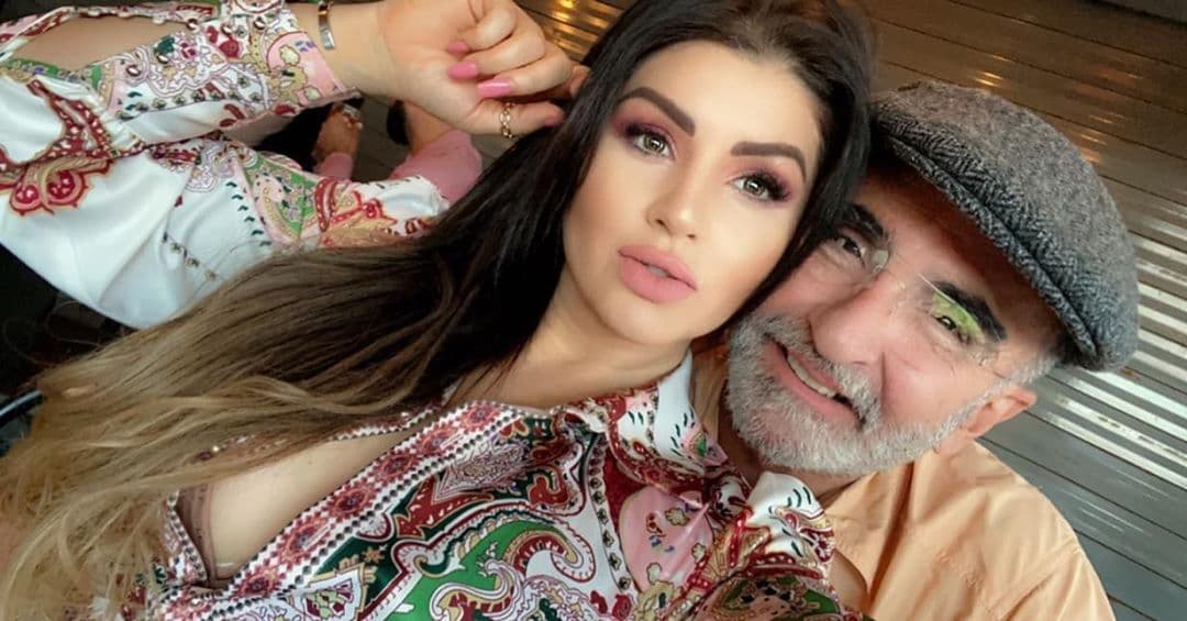 Hace unos días, Vicente Fernández Jr. y su novia se volvieron tendencia en búsquedas de Internet y en redes sociales por protagonizar un baile al ritmo de ‘Hawái’ de Maluma, en el que llamó la atención el diminuto bikini rosa de la empresaria. Gracias a esa prenda y a otros trajes de baño, Mariana González es llamada la ‘Kim Kardashian mexicana’.