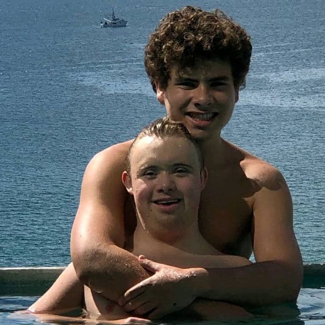 Sin duda, como su nombre lo indica, el joven se ha convertido en la luz de su familia y es que además de las maravillas que siempre Lety Calderón habla de su hijo, su hermano, Carlo, también ha compartido en sus redes sociales la excelente relación que mantiene a través de emotivas imágenes.