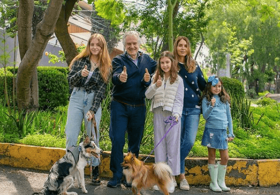 Fue a través de la cuenta oficial del político que se puede observar a la joven de 16 años de edad en compañía de su padre, Paulina Velasco, la esposa de este, y sus dos hijas en común: Paulina y Miranda.