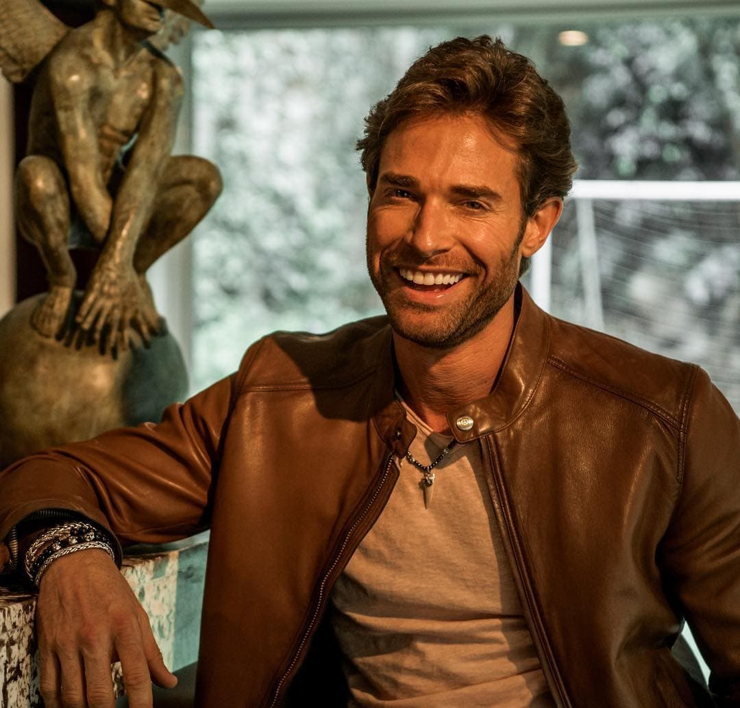 Sebastián Rulli presume abdomen marcado en sexy foto