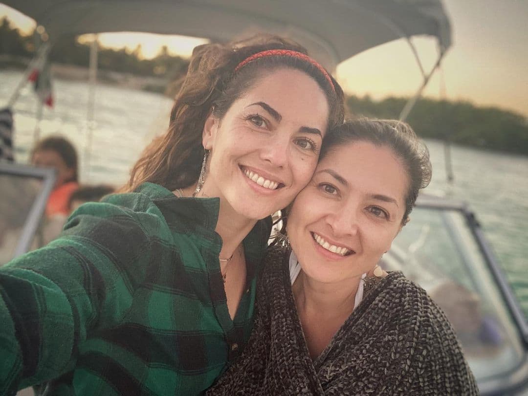 Bárbara Mori es una de las actrices más exitosas y atractivas de México; al igual que varias familias, su hermana Kenya siguió sus pasos en la actuación, pero desde hace algunos años dejó el espectáculo para llevar una vida más tranquila y convertirse en guía espiritual. ¡Conócela!