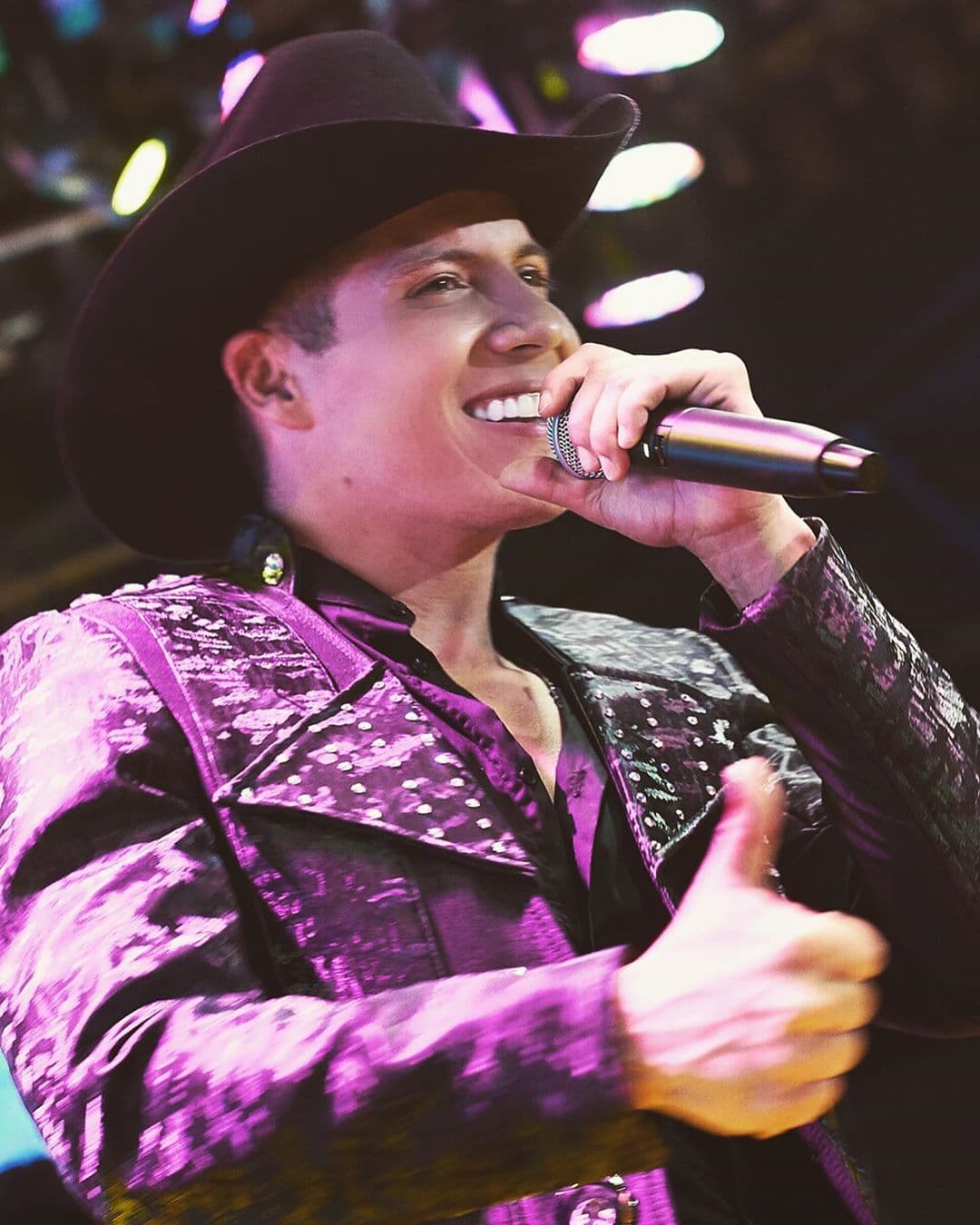 Fer Corona es uno de los solistas con más fuerza en las redes sociales. Corona se ha convertido en uno de los ejemplos de vida para todos y su constante lucha por conseguir su sueño, ha sido una gran inspiración para todos sus seguidores.