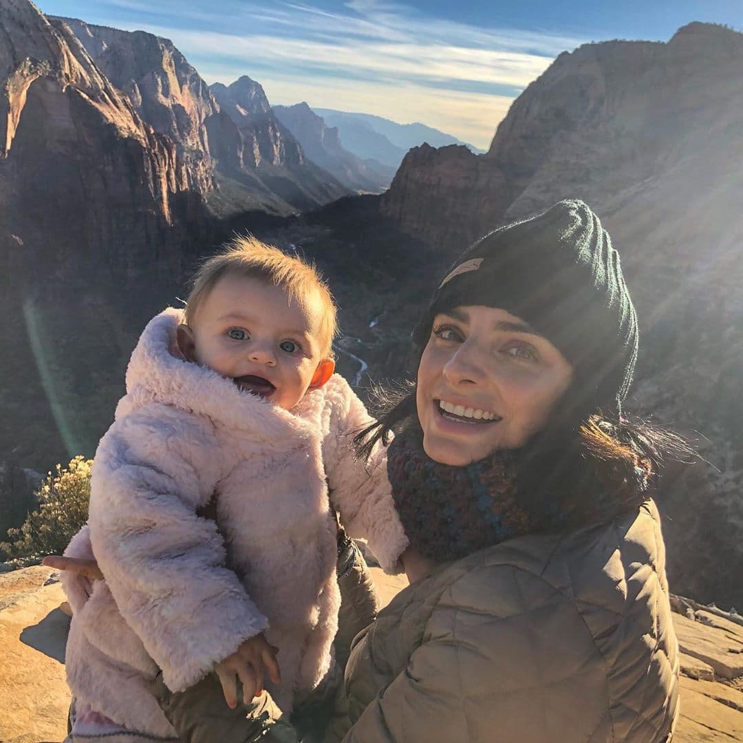 Mientras que Aislinn Derbez publicó una emotiva reflexión sobre la maternidad. “La cabeza me explota y el corazón se me expande cuando intento escribir lo que ha sido ser tu mamá. Es algo fuera de este mundo. Me siento tan agradecida por tener una hija tan especial y por la transformación tan enorme, radical y necesaria que le regalaste a mi vida. Te amo con toda mi alma Kai”, precisó en su publicación.