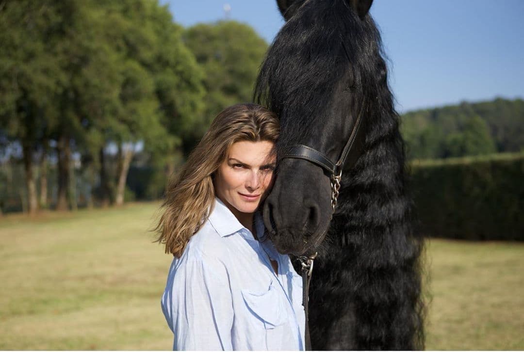 Pareciera que los años no pasan por Montserrat Oliver, pues a sus 54 años, la famosa sigue luciendo como si tuviera 30.