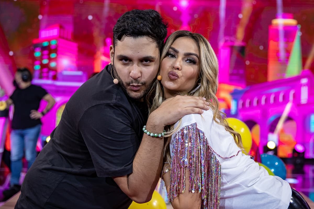 Karla Díaz pinta de rosa Me Caigo de Risa y así reaccionan los fans