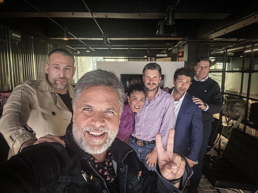 Tras meses alejado de los reflectores y luego del anuncio de su salida en la séptima temporada, Rafael Amaya reapareció para contar en una extensa entrevista a People en español los momentos de oscuridad que vivió como consecuencia de sus adicciones. A casi tres años abandonar por completo sus redes sociales, el actor retomó Instagram con una imagen que desató especulaciones sobre un pronto regreso a la pantalla.