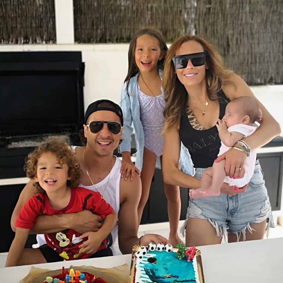 Guillermo Ochoa le dio la bienvenida a su tercer hijo el pasado 22 de mayo. De acuerdo con la publicación de Instagram de su esposa, Karla Mora, la pequeña pesó 2 kilos 294 gramos y midió 51 centímetros.