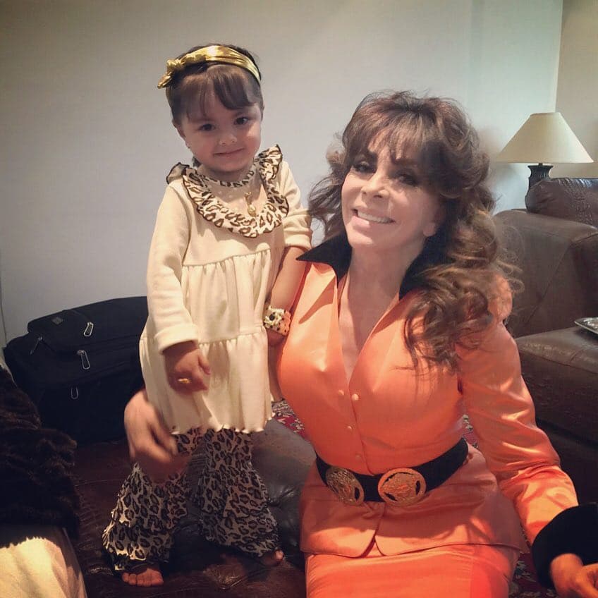 Pero la actriz no es el único miembro de la familia Castro que está encantado con Rafaela, su tío Michel y su bisabuela Socorro también comparten mucho tiempo con la pequeña.