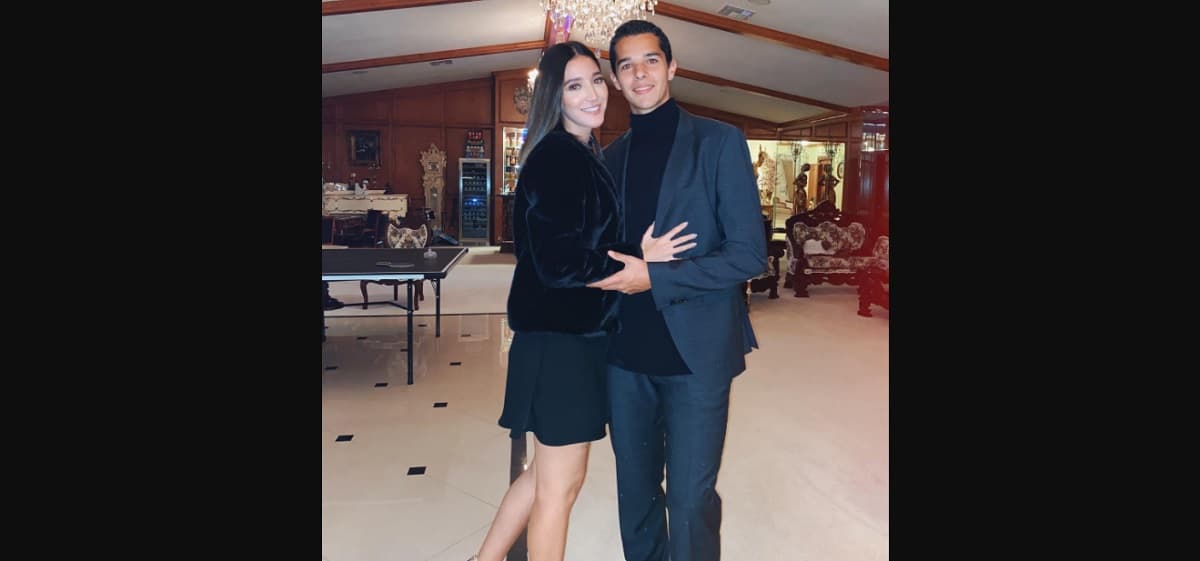 Roberto debutó como futbolista y a la par estudia ingeniería; además atrae miradas por su tórrido romance con Zaire Renata.