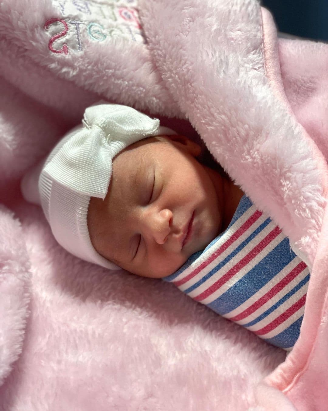 "Bienvenida Amelia nos haces inmensamente felices.
<br>Estamos desbordados de amor por tu llegada", anotó la orgullosa mamá.