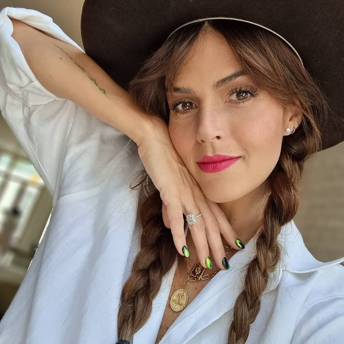 Claudia Álvarez destapa que usa crema con esperma de ballena en su embarazo gemelar para prevenir las estrías.