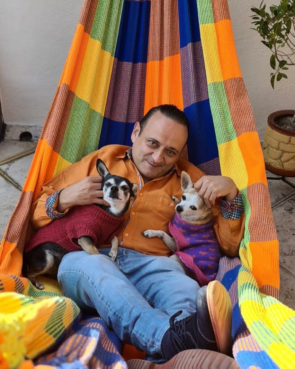 Hasta ahora, Lalo España tiene 2 perrhijos: Mariachi y Marimba.