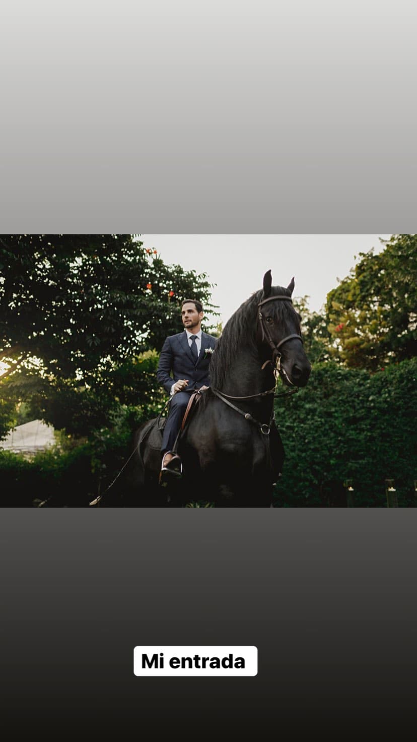 Mientras que Matías Aranda llegó a la capilla a bordo de un caballo… ¡como todo un príncipe!