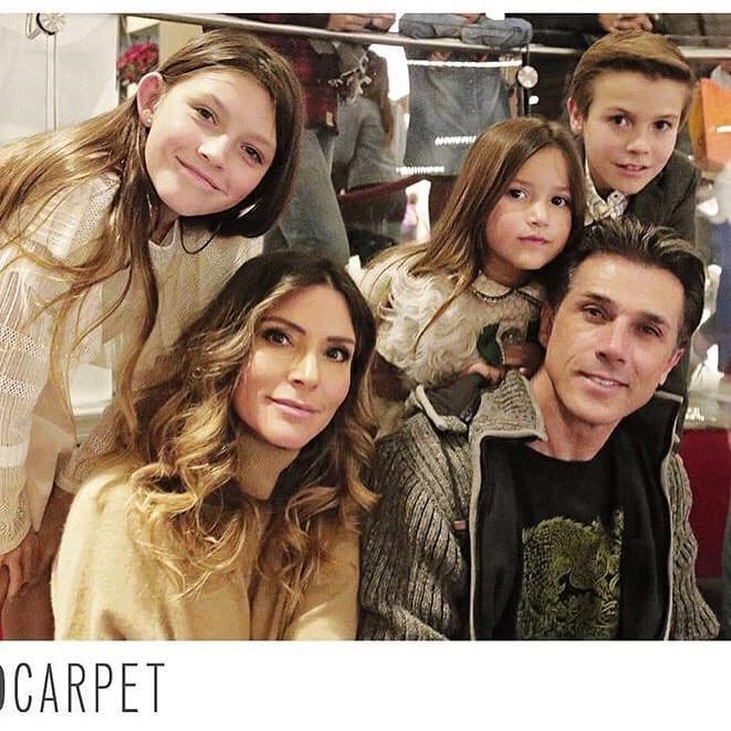 Sergio Mayer en compañía de su familia
