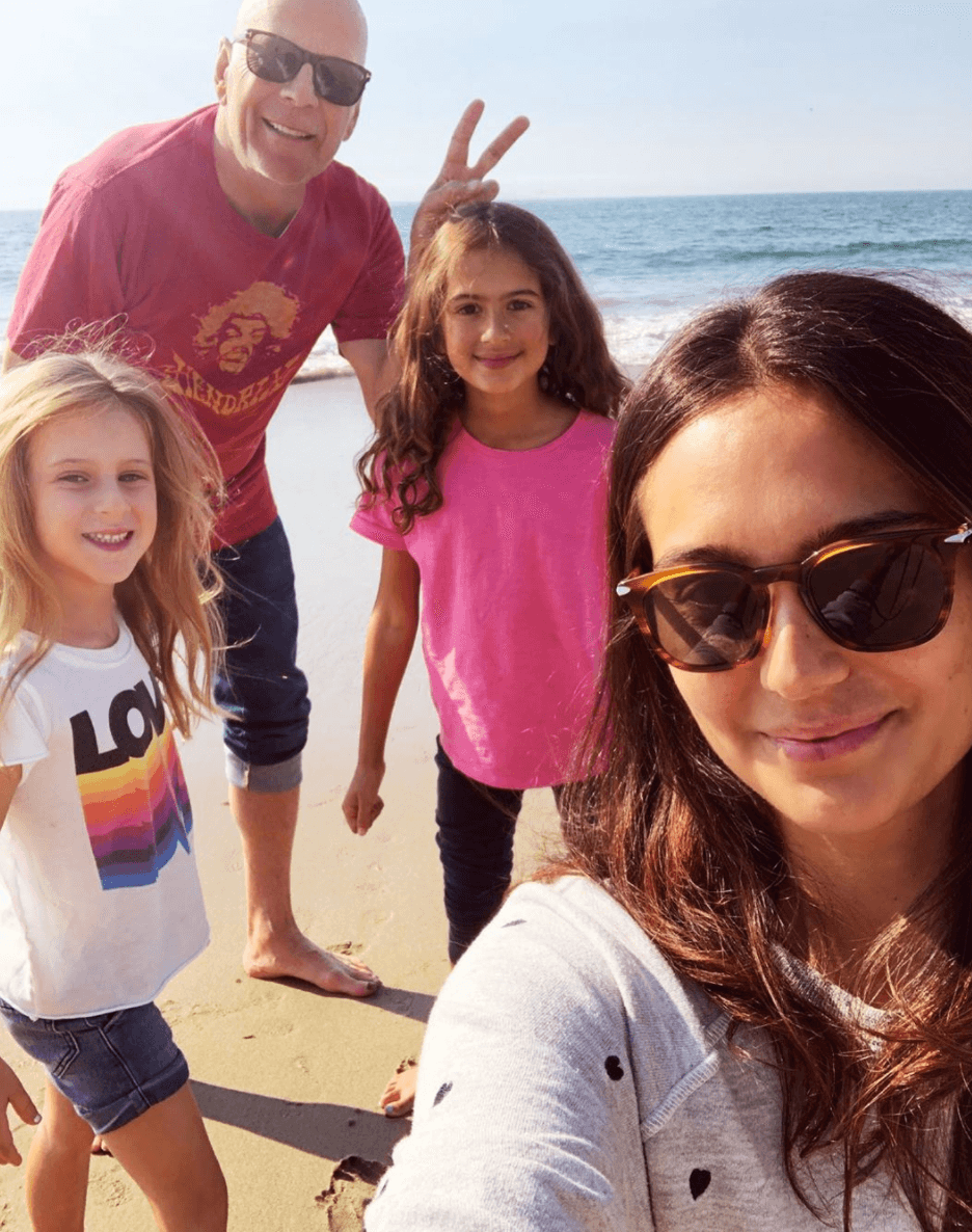 Rodeado de puras chicas es como está 
<b>Bruce Willis</b>. El padre de cinco debutó en 1988 con el nacimiento de Rumer, a quien procreó con 
<b>Demi</b> 
<b>Moore</b>. Durante su matrimonio, también tuvo a Scout y Tallulah. En el 2009, se volvió a casar con Emma Heming y nacieron otras dos niñas, Mabel en el 2012 y Evelyn en el 2014. El actor tiene actualmente 65 años de edad.