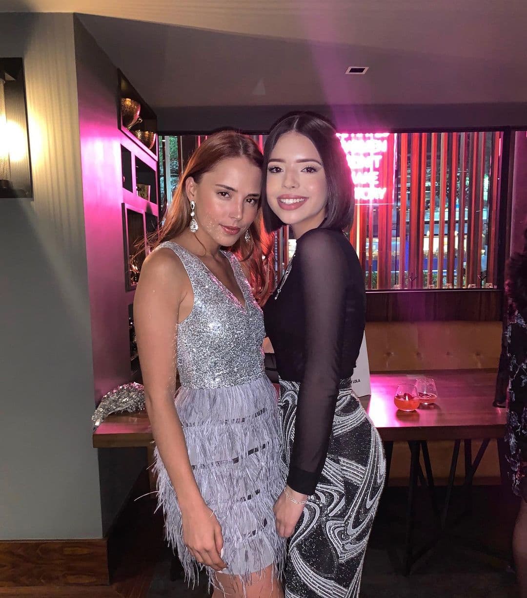 Prima de Ángela Aguilar también es cantante y causa revuelo con su belleza, ¿se parecen?