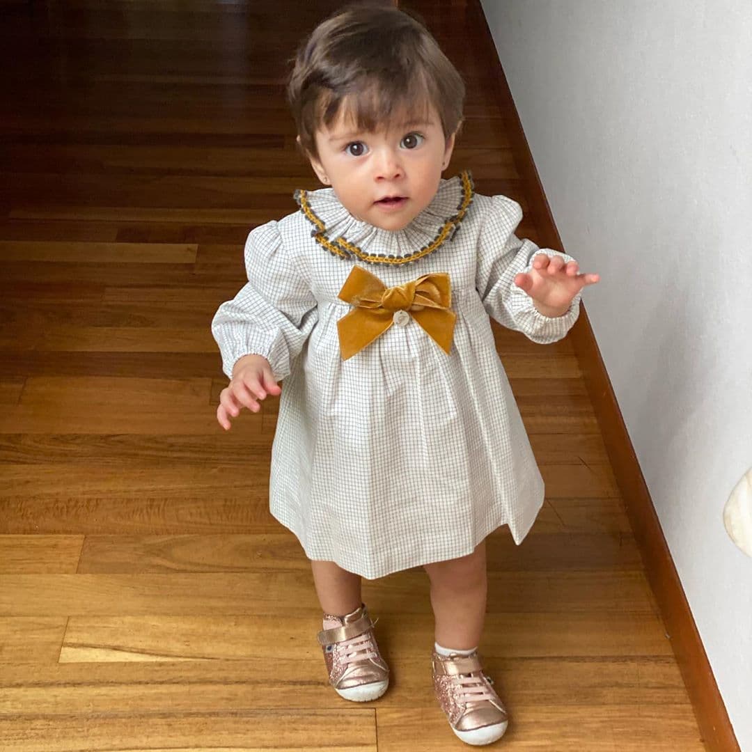 “Qué hermosura”, “Su look”, “Paula se parece a papá y Emilia a su mamá. ¡Bellísimas!”, “Ternurita de mi corazón”, “Qué preciosa está esa muñequita” y “Tus mellizas están preciosas”, fueron algunos de los mensajes que aparecieron en su publicación, a la que también reaccionaron famosas como Patricia Manterola y Maky Soler.