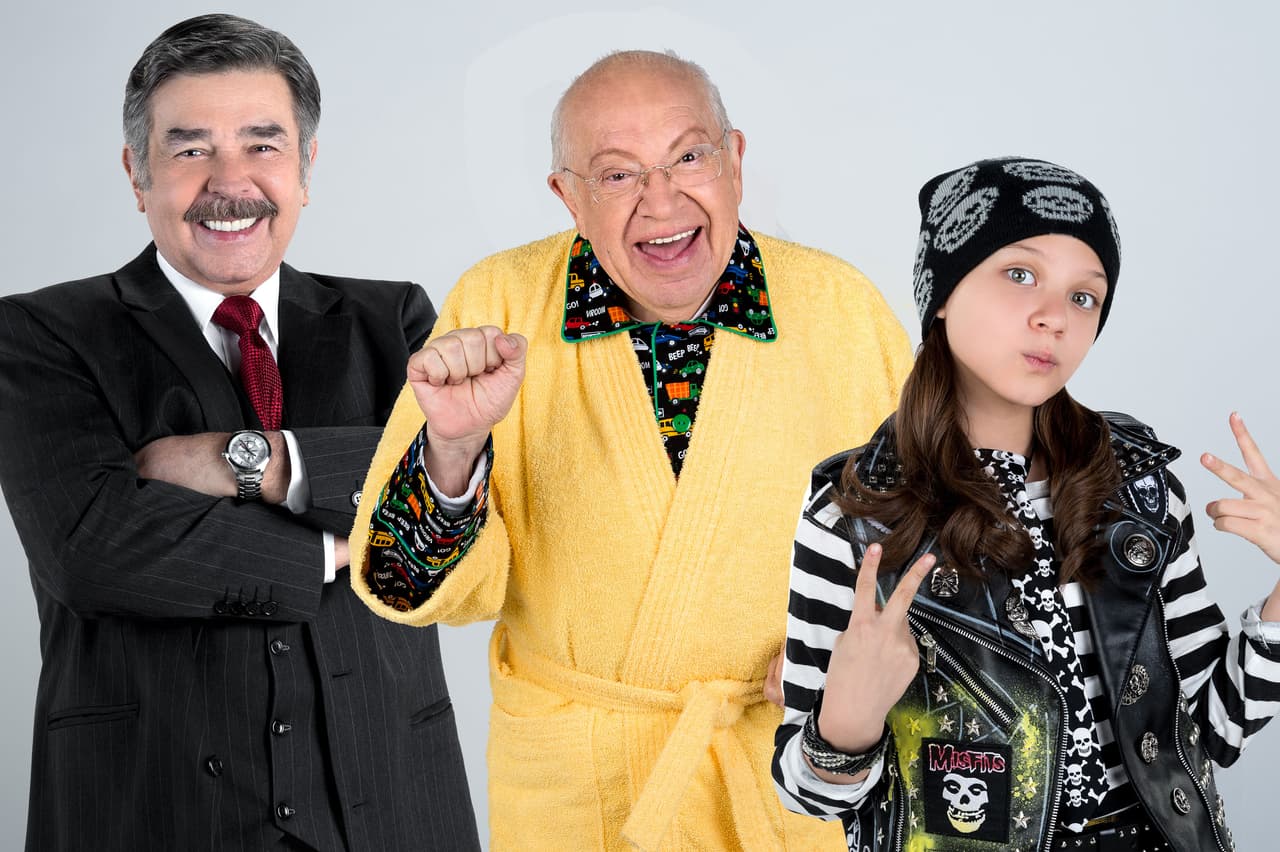 ¿Quieres algo aún más fácil? 
<br>
<br>PLÁCIDO: Sólo te vistes de traje y corbata, aplicas un poco de pintura blanca en tu cabello arriba de las orejas y no olvides colocarte un bigote. 
<br>
<br>ABUELO: una camisa llamativa, una bata de baño, pantuflas, lentes y un poco de algodón a los costados d etu cara. 
<br>
<br>VICTORIA 2: Puedes copiar su estilo de adolescente con una playera rayada, un gorro, un chaleco y toda la actitud. 
<br>