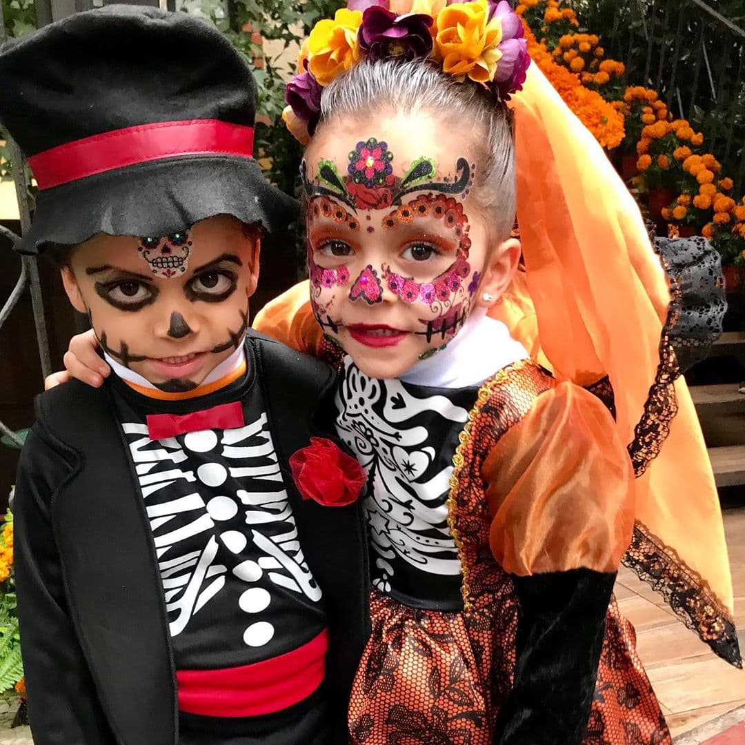 Pero los mellizos Salinas Álvarez no solo llaman la atención por sus fiestas, también por sus originales disfraces en Día de Muertos, por acompañar a Elizabeth Álvarez a algunos eventos públicos y por sus emotivas postales navideñas.