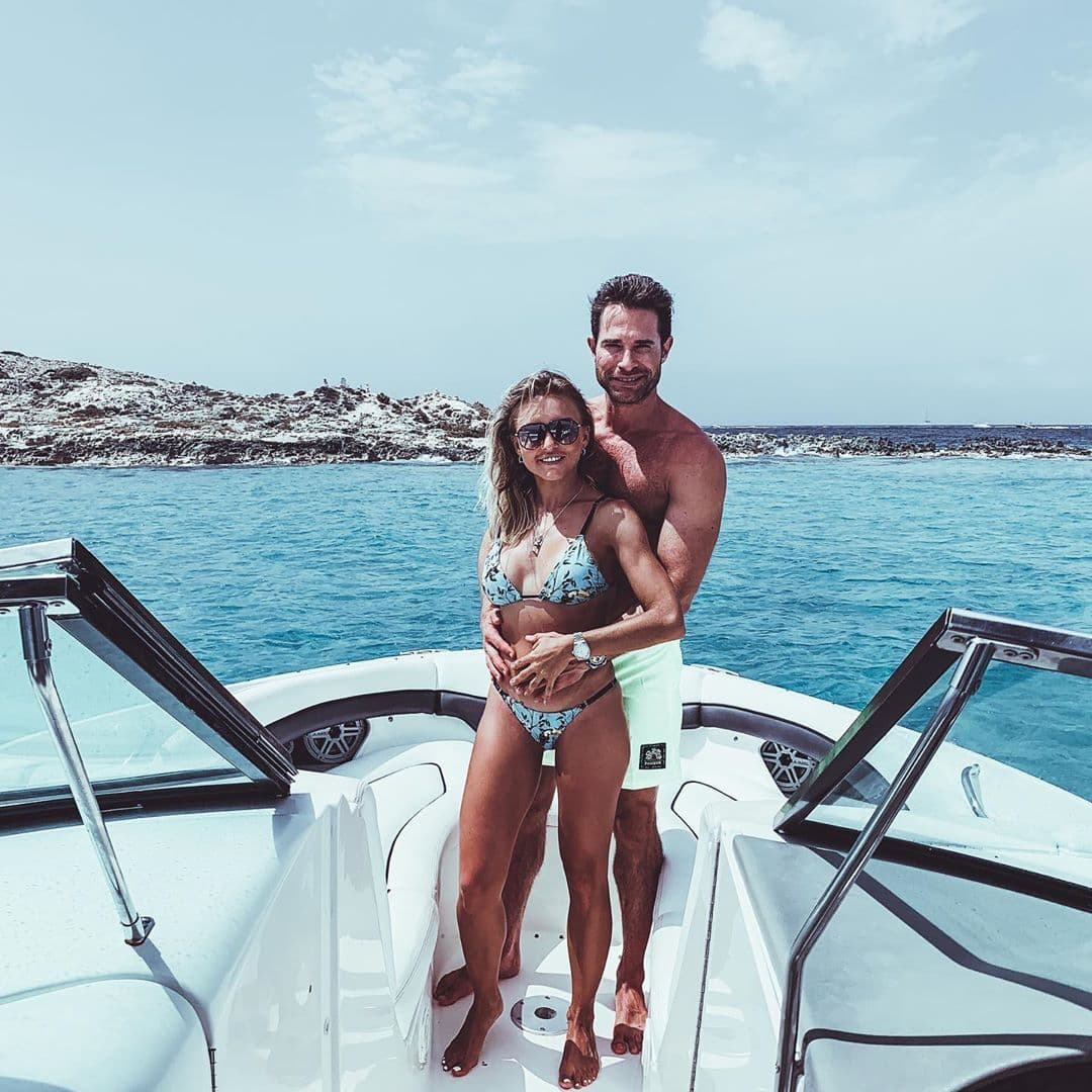 Angelique fue la primera en postear una fotografía posando entre los brazos de su amado y con el mar de fondo, la estrella escribió: “Contigo mi vida es más bonita, se llena de colores con tu sonrisa. Te amo”.